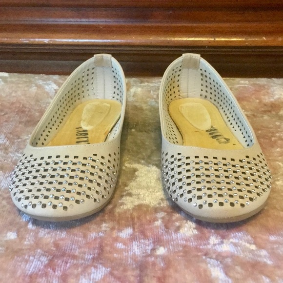 BELLA MARIE “Dana 1K” Tan Studded Flats NWB 1 - Picture 2 of 8